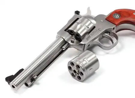 Revólver Ruger New Model Single-Six Convertible 0625 Inox - Cano 5.50" Cal. 22LR/22WMR Revólver Ruger New Model Single-Six Convertible 0625 Inox - Cano 5.50" Cal. 22LR/22WMR