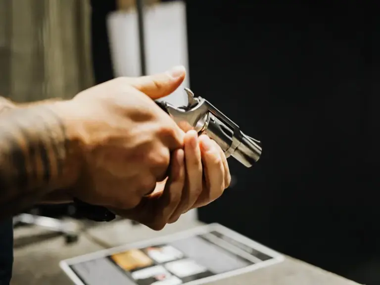 Qual pistola é utilizada pelo FBI? 7 revolver 22 inox em maoes 2